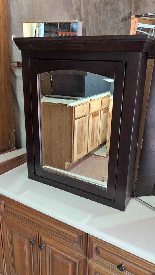 Bathroom medicine cabinet