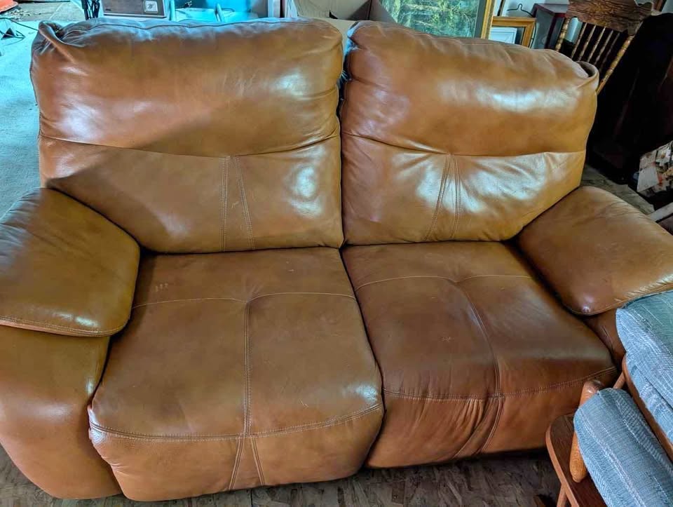 Reclining loveseat