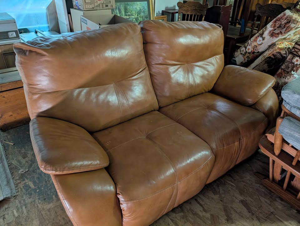Reclining loveseat