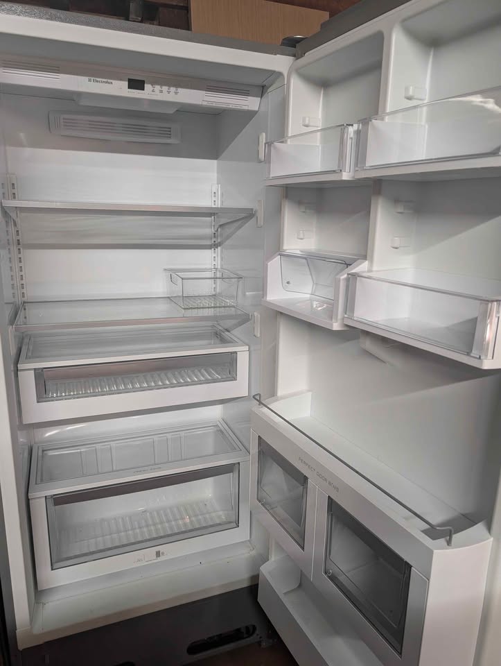 Electrolux side by side refrigerator & freezer